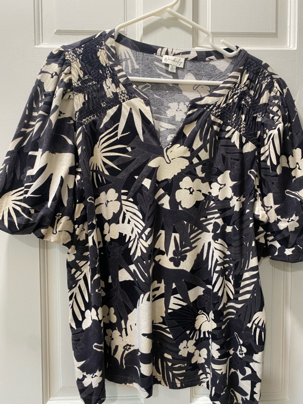 Wonderly Black & Cream Floral Print short sleeve top, size XL